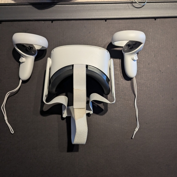 Oculus Quest 2 All-In-One Headset - Picture 1 of 2